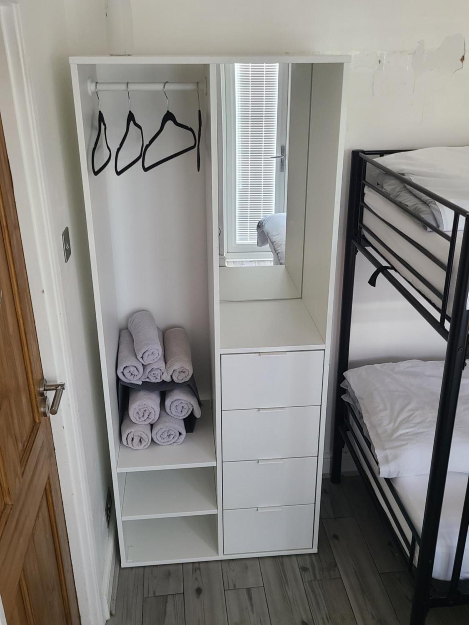 Gatwick Rooms-Travel Service-Airport Parking Ifield 외부 사진
